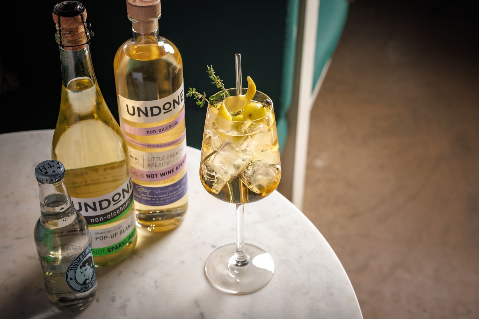 UNDONE Pop-Up Sparkling Set bottles and serve