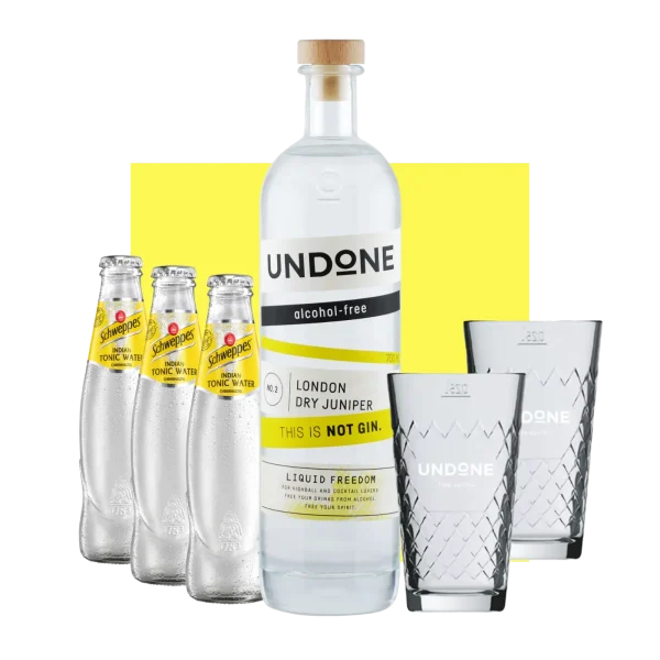 Eine Flasche Undone Dry Juniper mit zwei Gläsern und drei Flaschen Tonic Water, Undone Gin Tonic Bundle